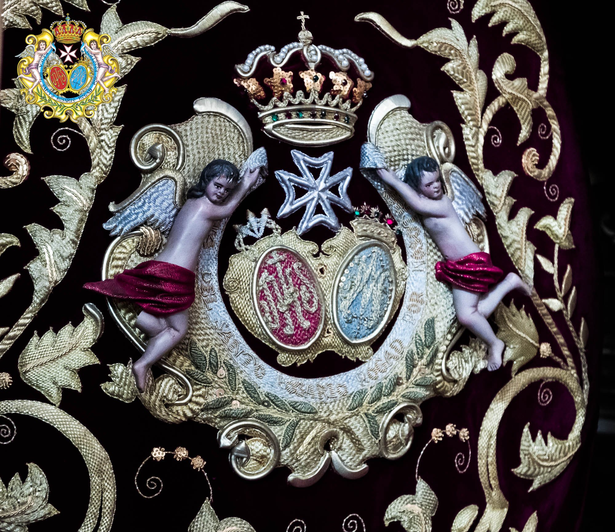 Escudo de la Hermandad en la bandera